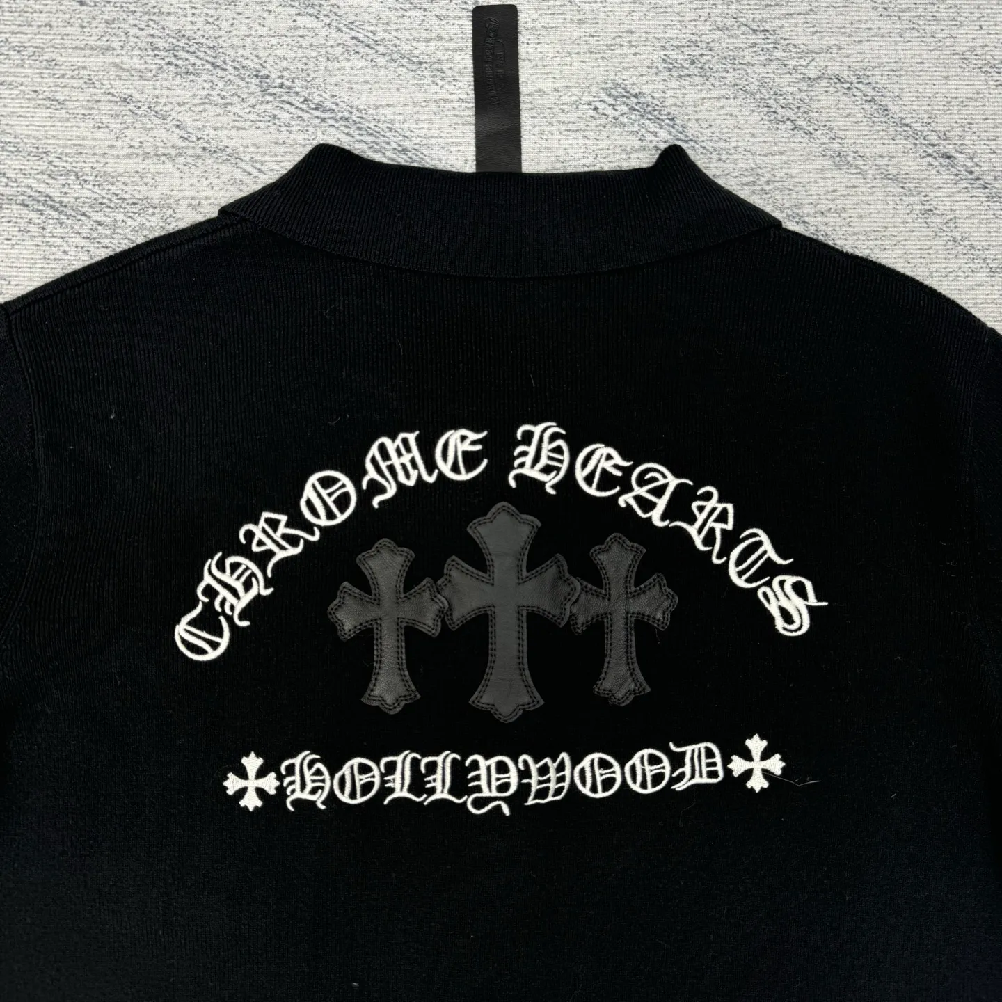 P630 Chrome Hert 25SS Ch wool and leather Sanskrit embroidered knitted cardigan Size: S/M/L The yarn is made of 26-count double-ply high-proportion merino wool The flat machine is knitted using Stor 352 imported from Germany The back, collar and placket are cut and cut with genuine sheepskin engraving The embroidery is printed multiple times according to the original version using an imported machine The mold opening hardware is aged and oxidized